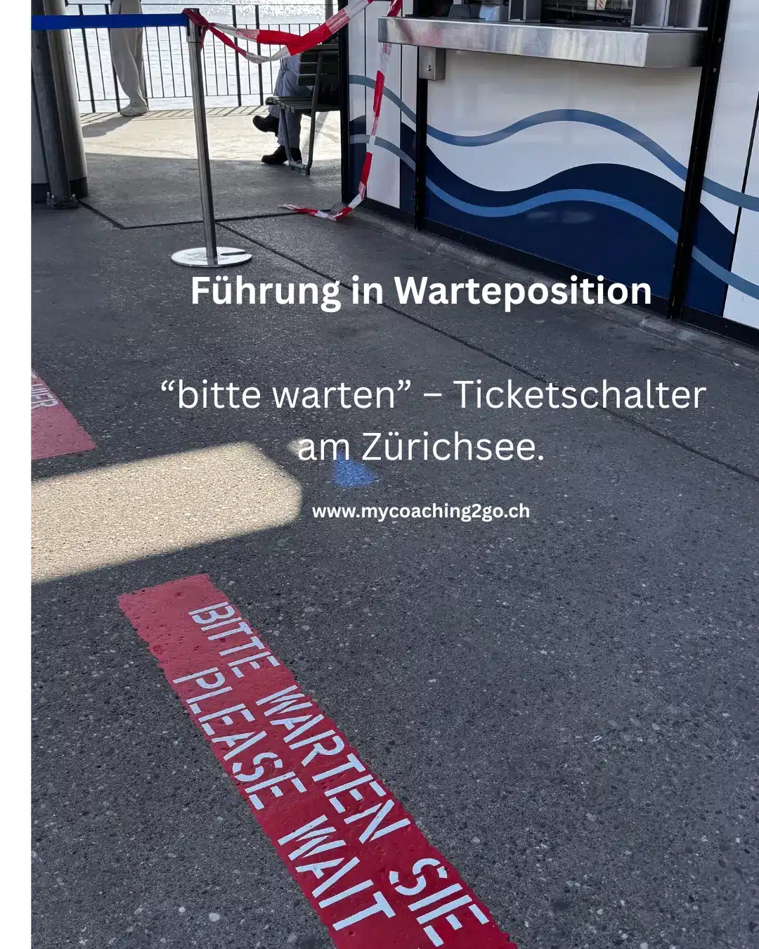 Führungskräfte in Warteposition „Bitte warten Sie hier.“ – Ticketschalter am Zürichsee