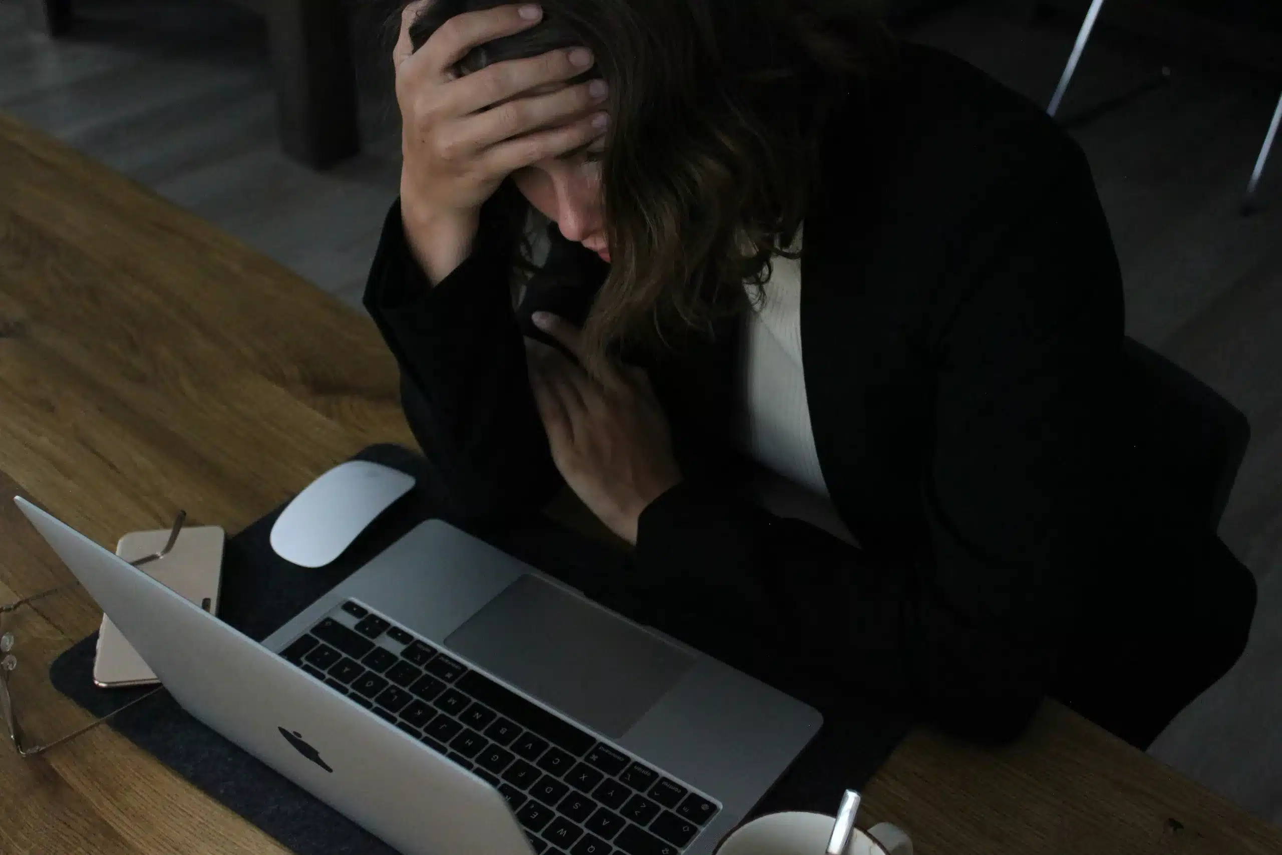 Stress im Führungsalltag, Frau vor Computer