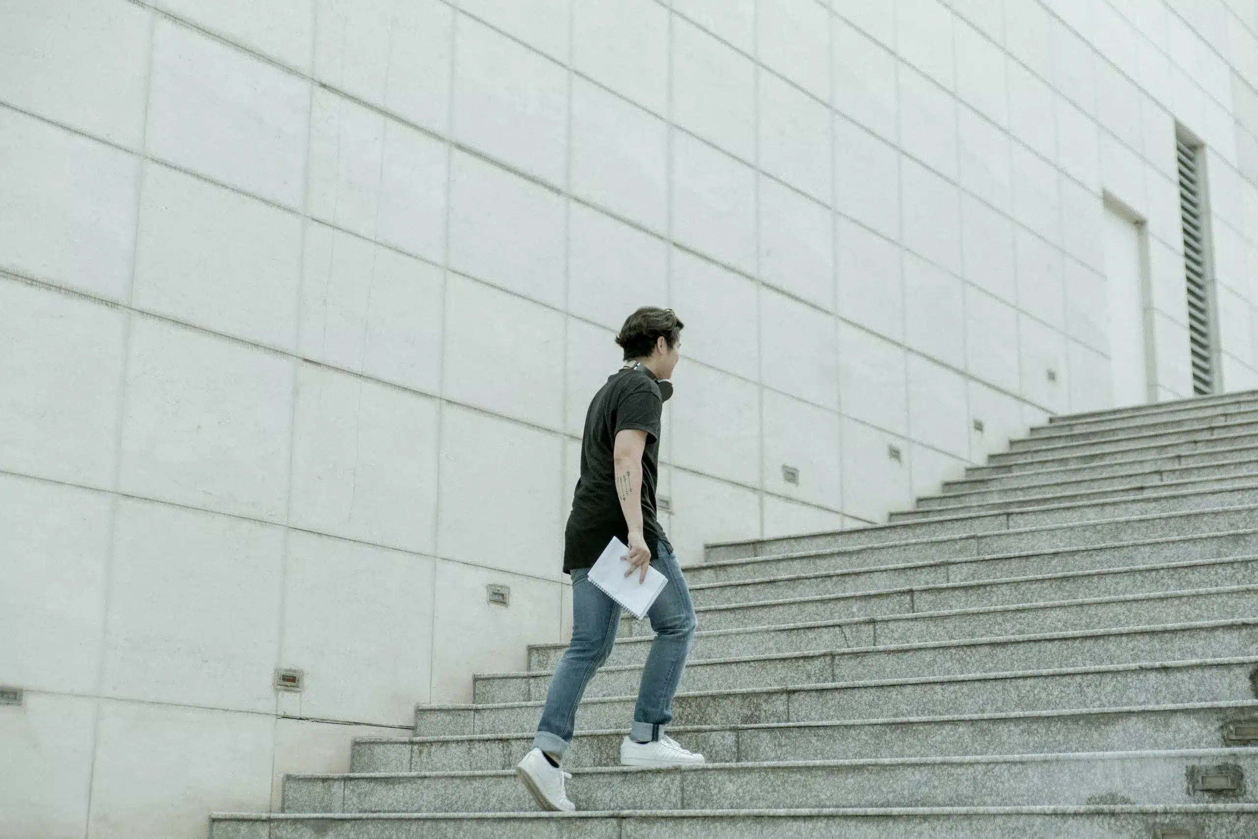Persönliche Ziele erreichen - Mann auf der Treppe nach oben